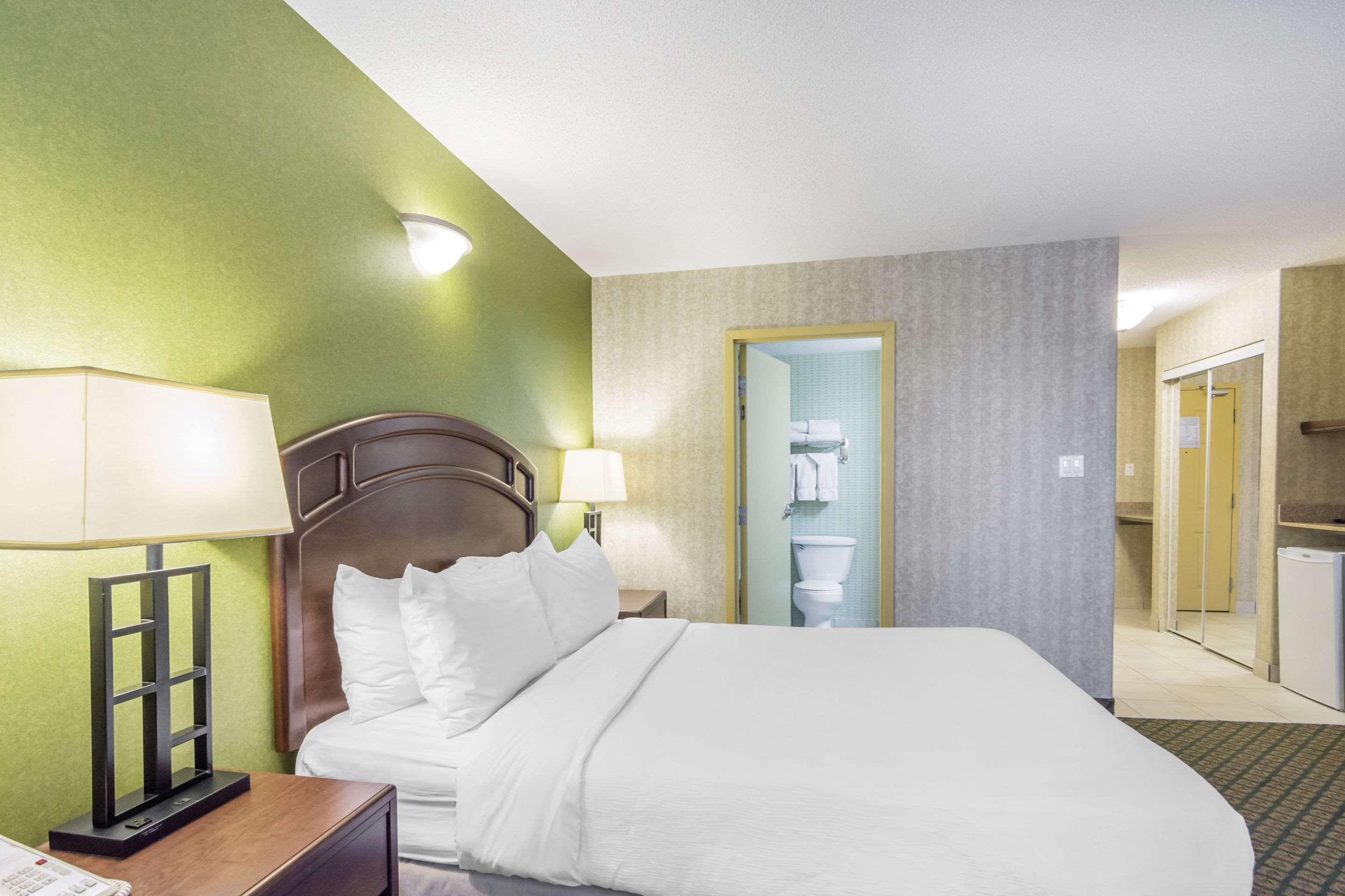 Clarion Hotel & Conference Centre Sherwood Park Bagian luar foto