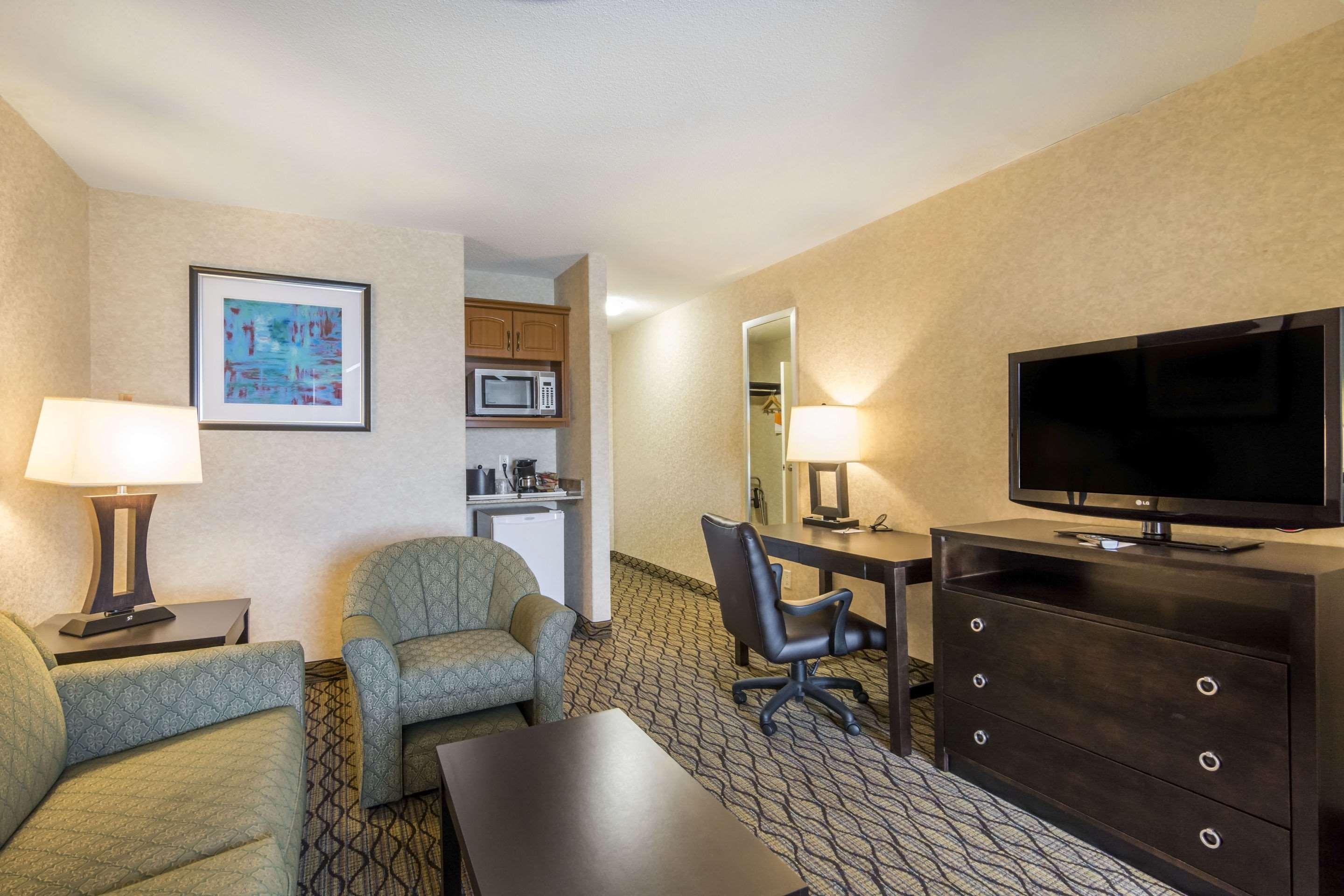 Clarion Hotel & Conference Centre Sherwood Park Bagian luar foto