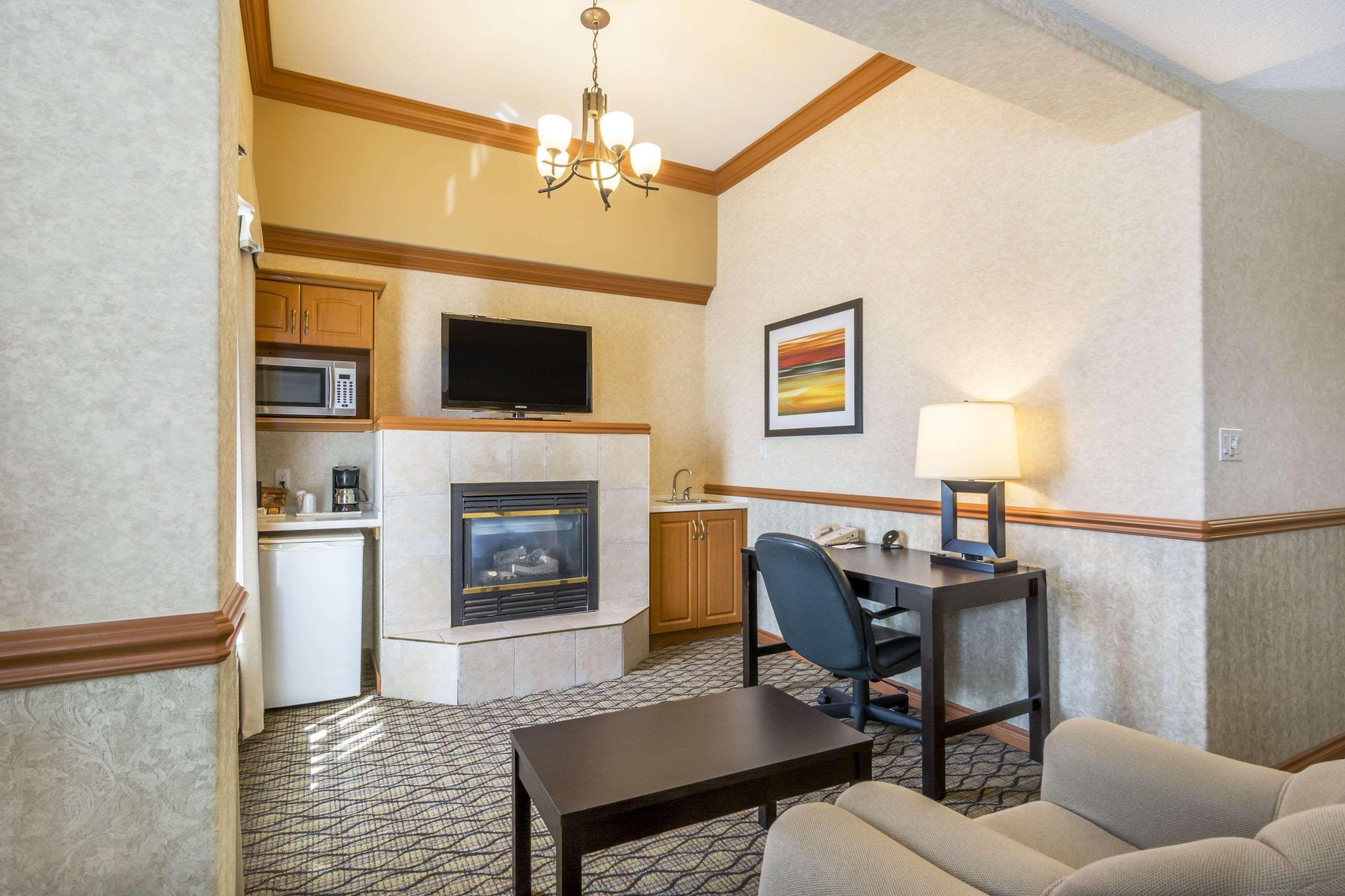 Clarion Hotel & Conference Centre Sherwood Park Bagian luar foto