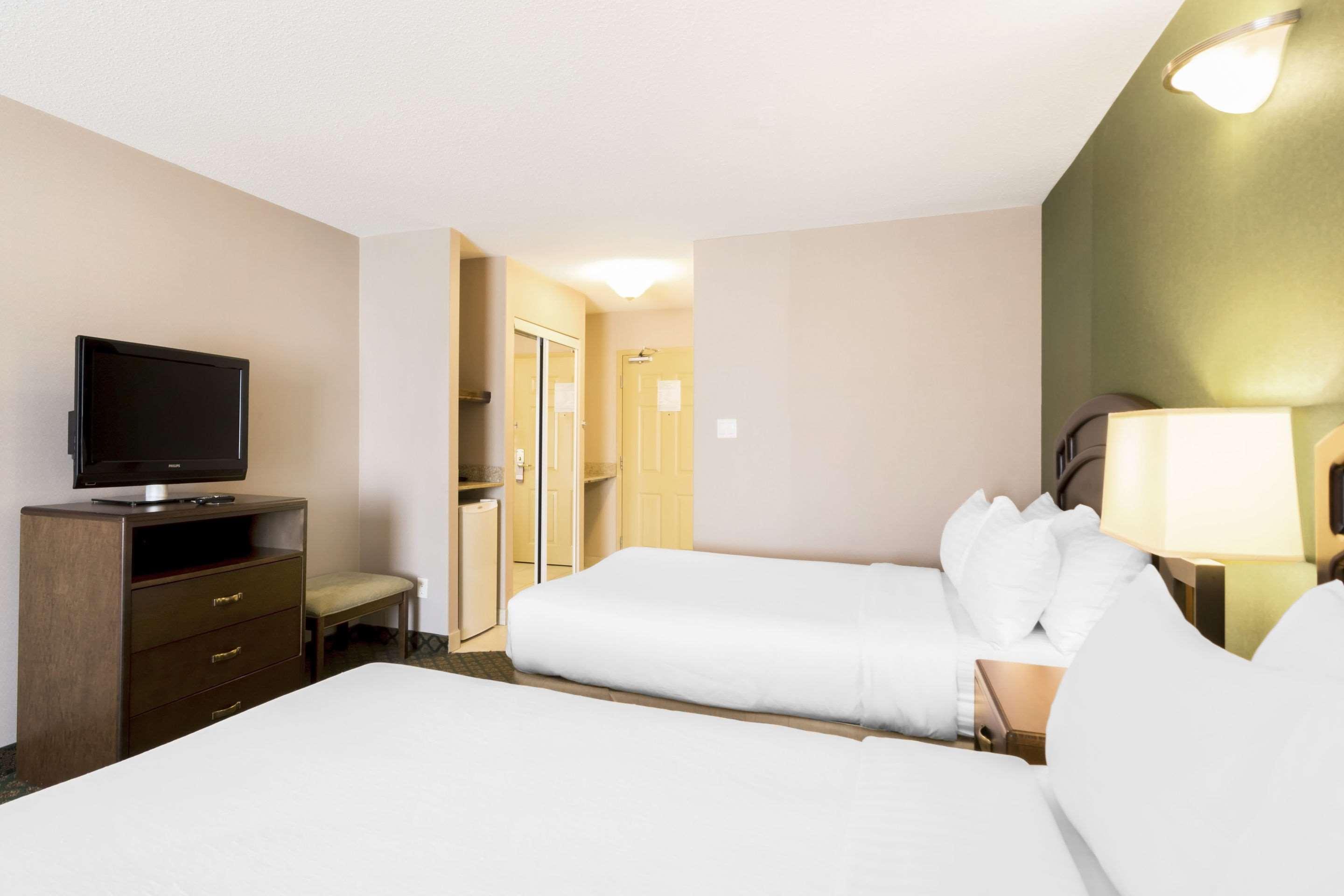 Clarion Hotel & Conference Centre Sherwood Park Bagian luar foto