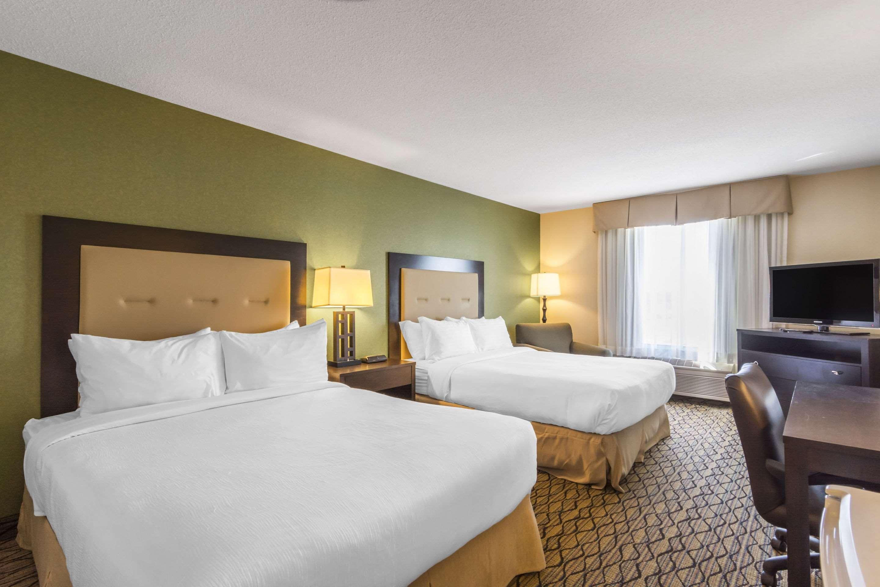 Clarion Hotel & Conference Centre Sherwood Park Bagian luar foto