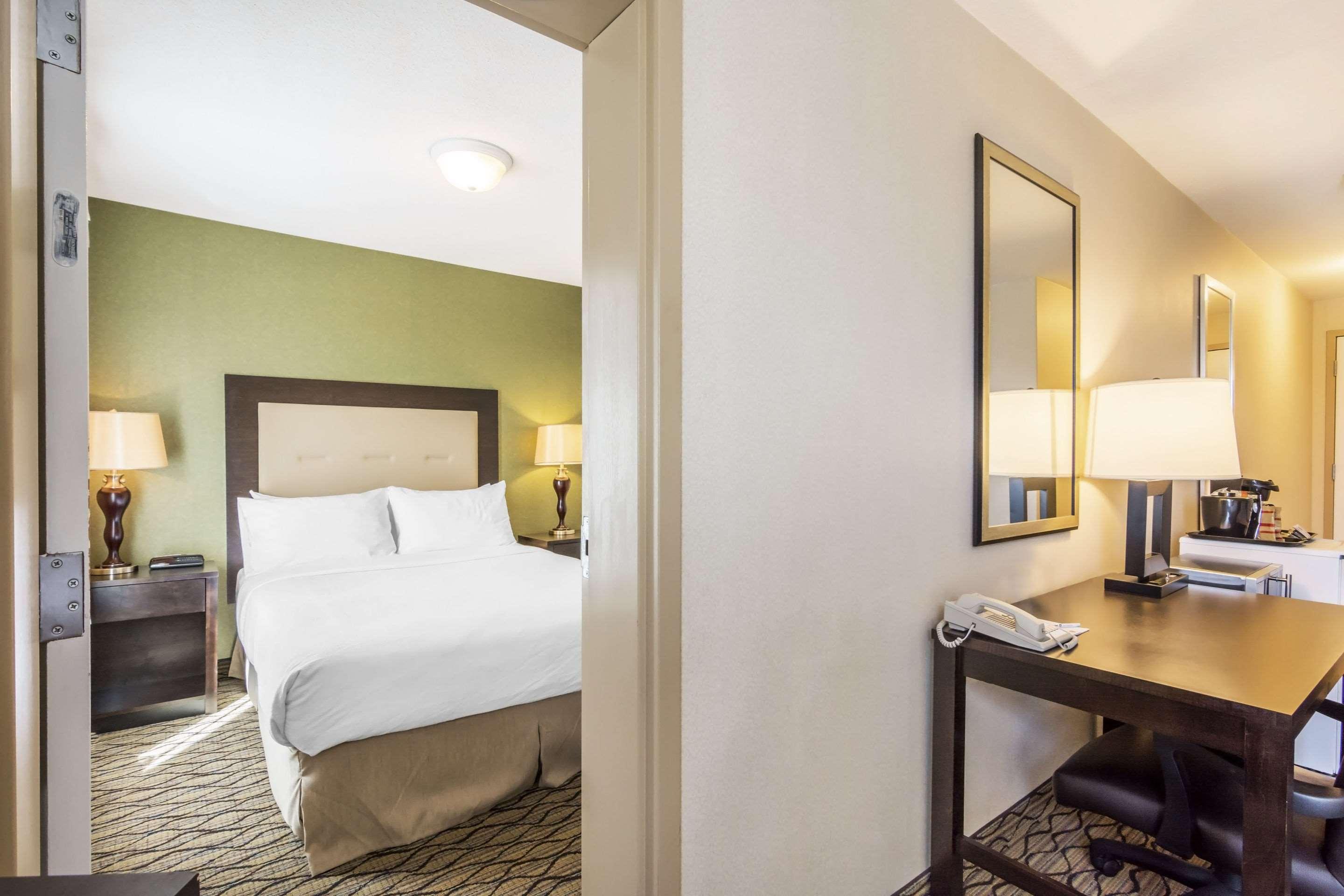 Clarion Hotel & Conference Centre Sherwood Park Bagian luar foto