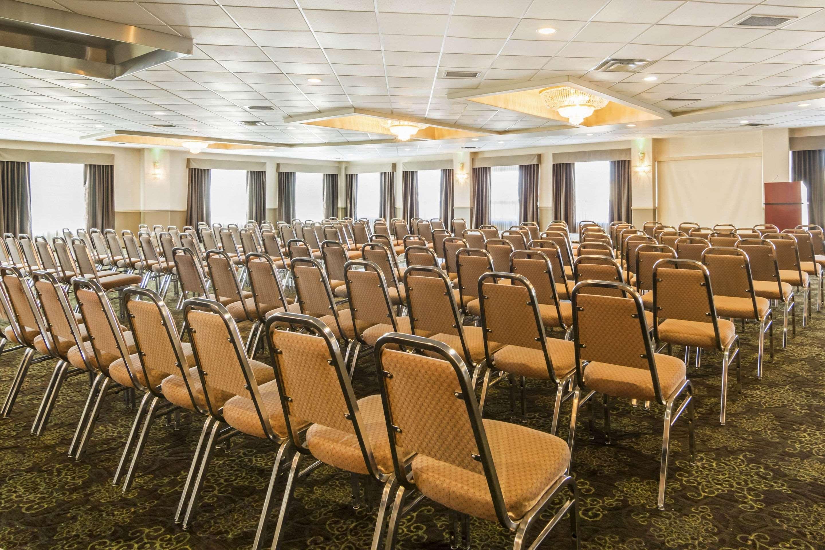 Clarion Hotel & Conference Centre Sherwood Park Bagian luar foto