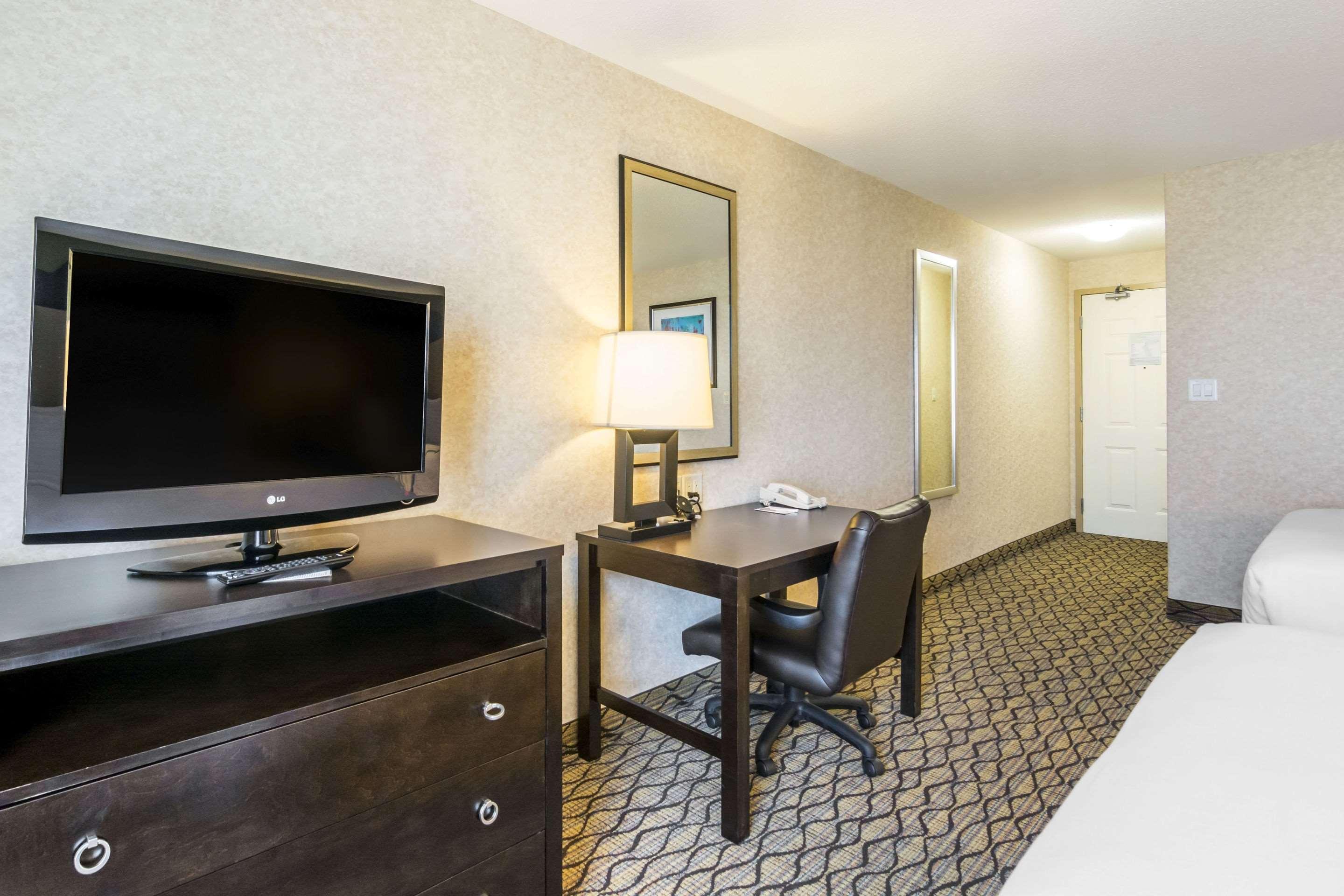 Clarion Hotel & Conference Centre Sherwood Park Bagian luar foto