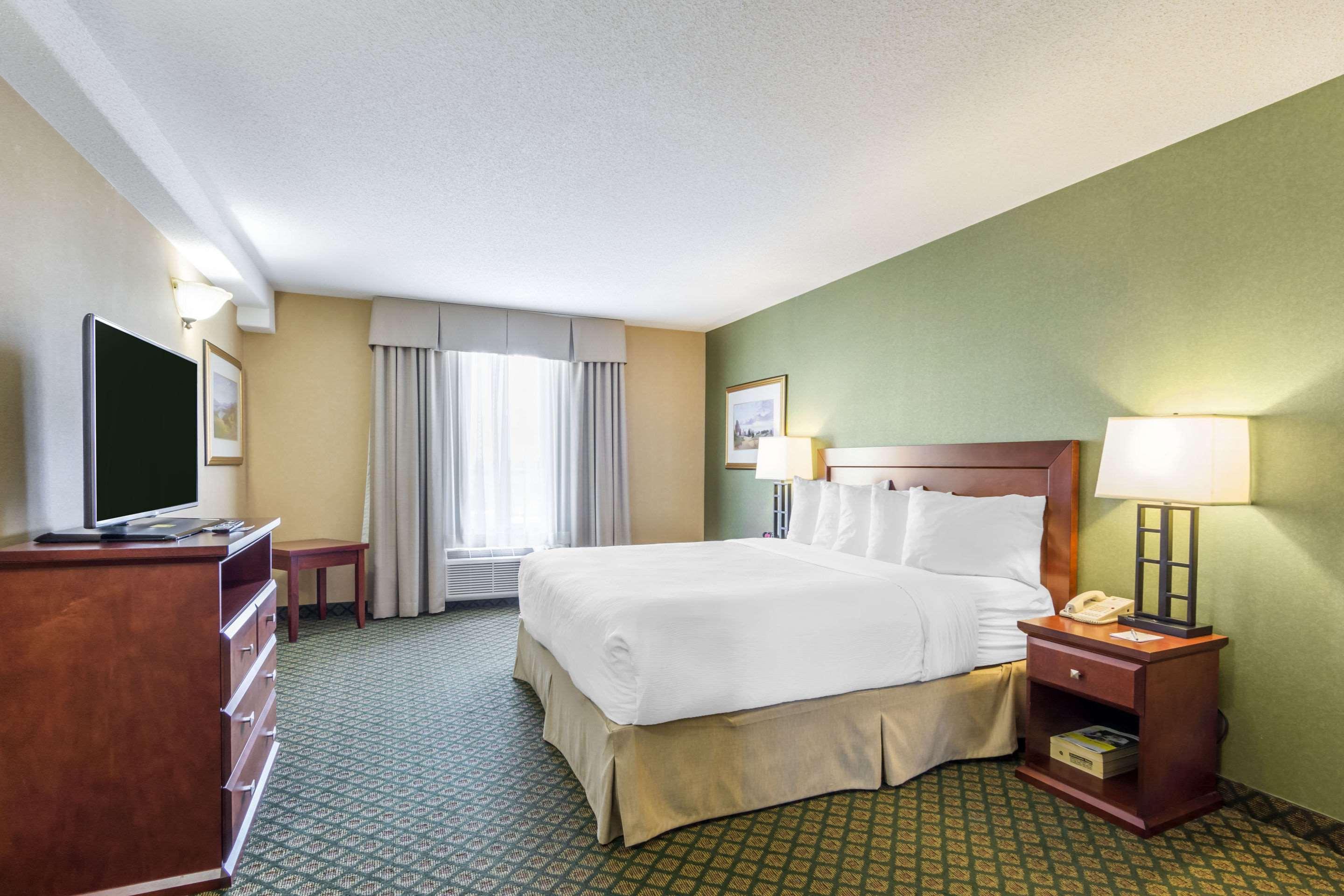 Clarion Hotel & Conference Centre Sherwood Park Bagian luar foto