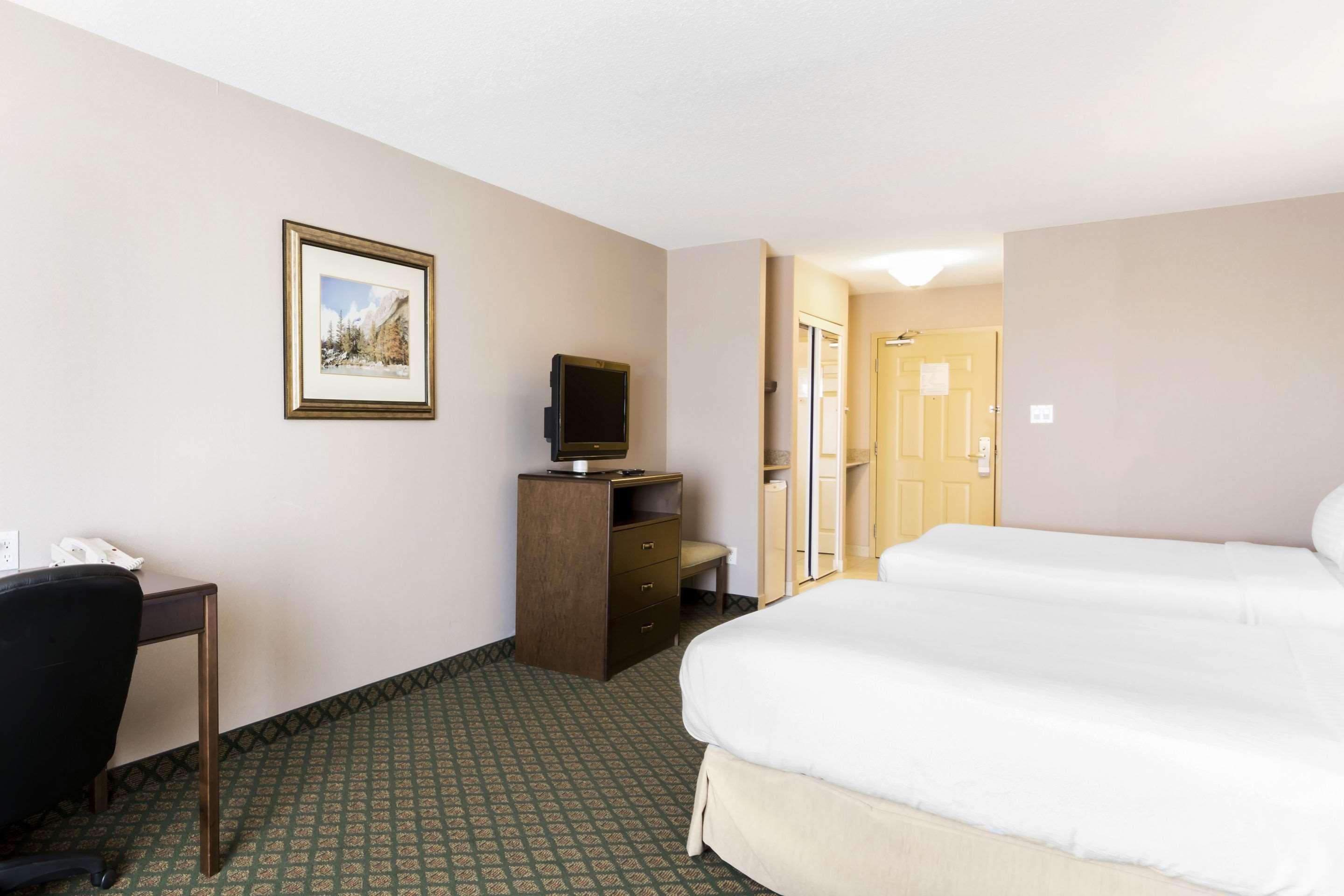 Clarion Hotel & Conference Centre Sherwood Park Bagian luar foto