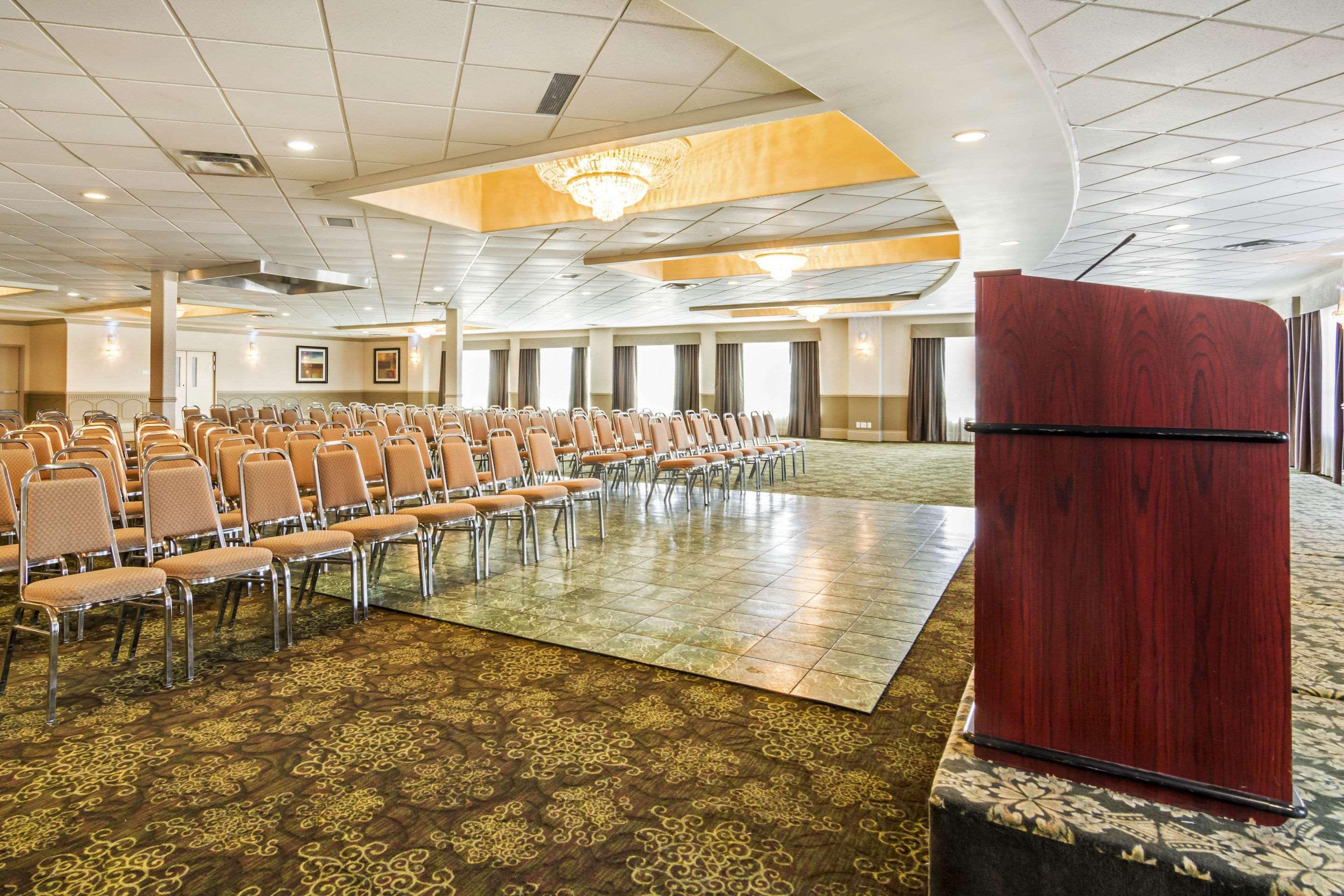 Clarion Hotel & Conference Centre Sherwood Park Bagian luar foto