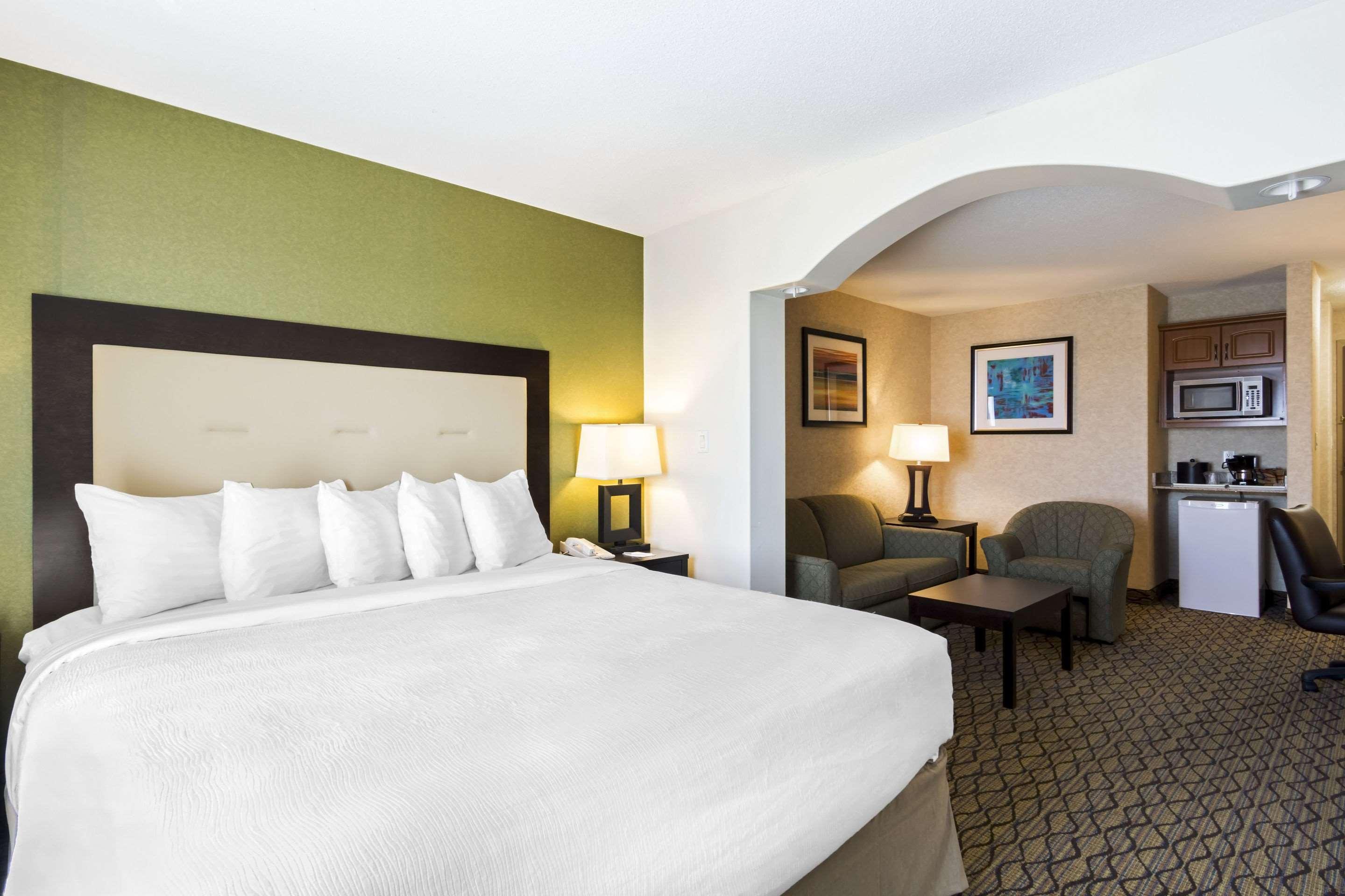 Clarion Hotel & Conference Centre Sherwood Park Bagian luar foto
