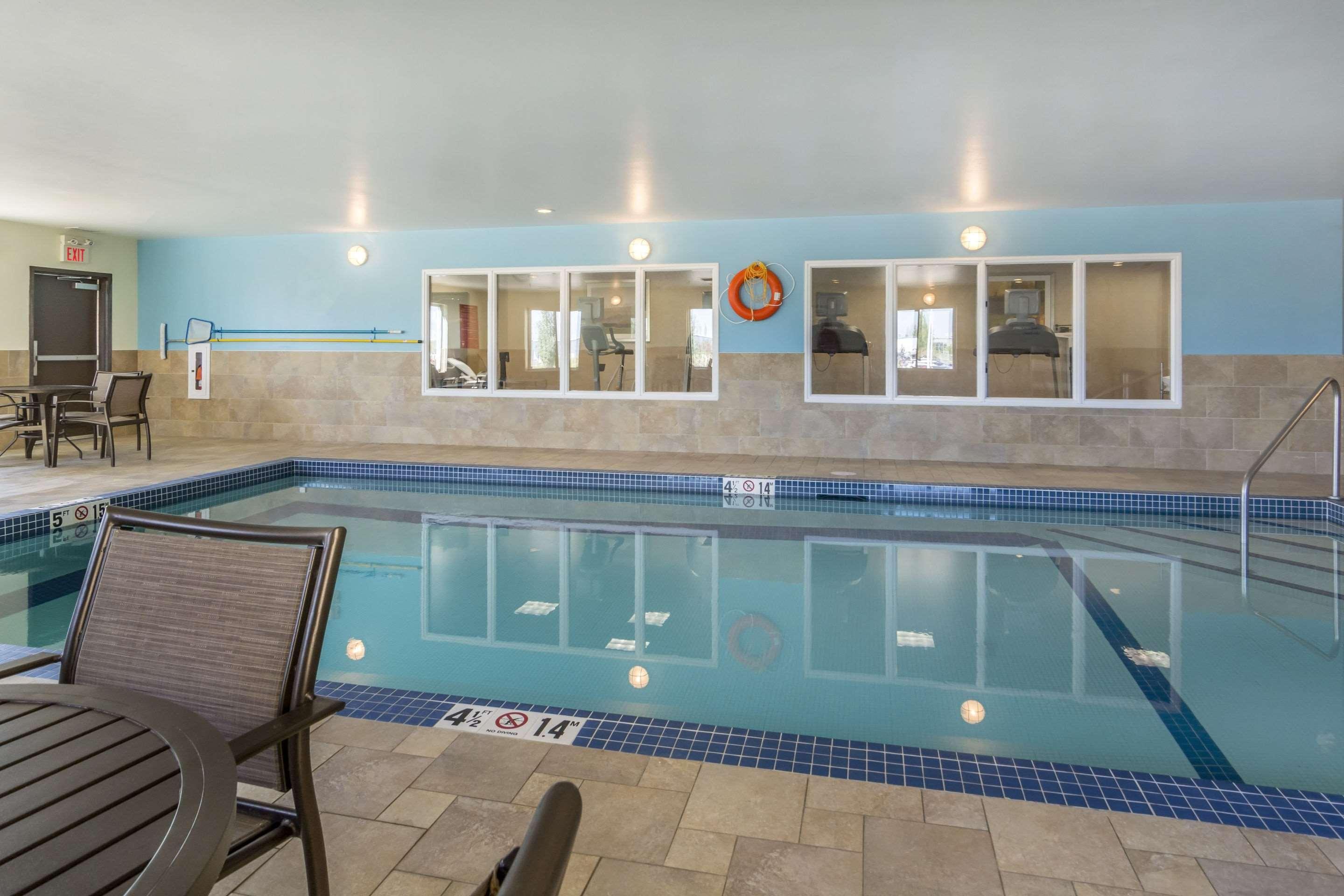 Clarion Hotel & Conference Centre Sherwood Park Bagian luar foto