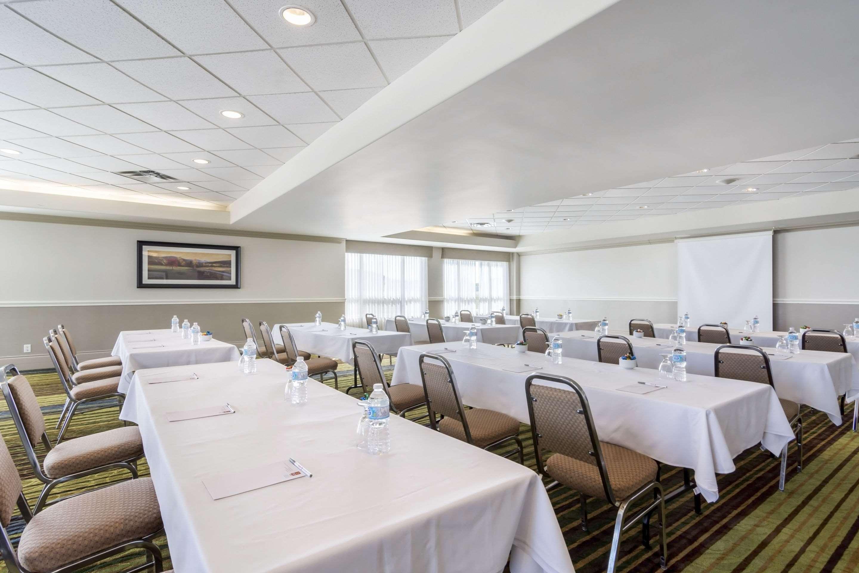 Clarion Hotel & Conference Centre Sherwood Park Bagian luar foto