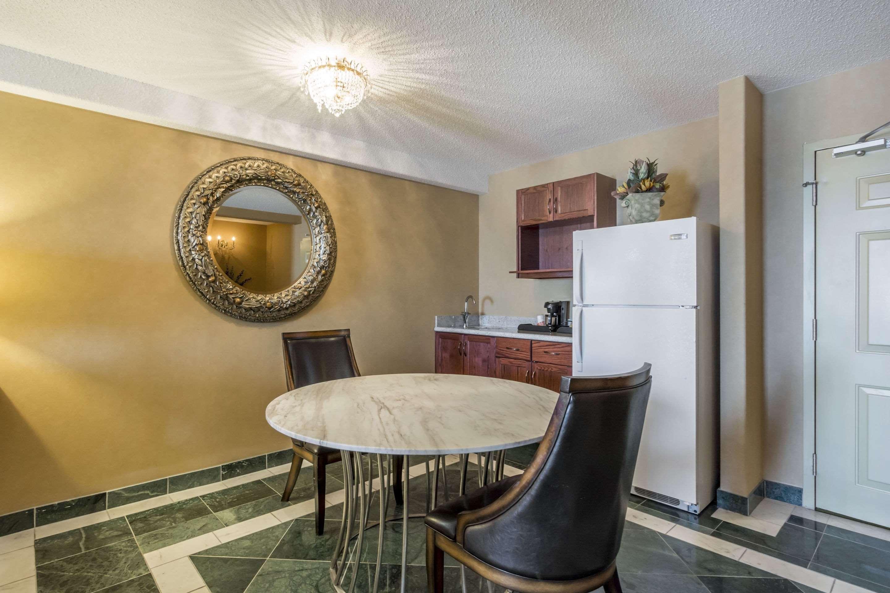 Clarion Hotel & Conference Centre Sherwood Park Bagian luar foto